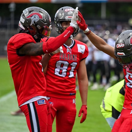 Quinten Pounds Cologne Centurions, 01, Valentin Roediger Cologne Centurions, 81 und Paul Kavadia-Lenhardt Cologne Centurions, 05 bejubeln ihren Touchdown. Cologne Centurions vs. Rhein Fire, Football, European League of Football,13. Spieltag, Saison 2022/2023, 27.08.2022 Cologne Centurions vs. Rhein Fire, Football, European League of Football, 13. Spieltag, Saison 2022/2023, 27.08.2022 Koeln *** Quinten Pounds Cologne Centurions, 01 , Valentin Roediger Cologne Centurions, 81 and Paul Kavadia Lenhardt Cologne Centurions, 05 celebrate their touchdown Cologne Centurions vs Rhein Fire, Football, European League of Football,13 matchday, season 2022 2023, 27 08 2022 Cologne Centurions vs Rhein Fire, Football, European League of Football, 13 matchday, season 2022 2023, 27 08 2022 Koeln Copyright: xEibner-Pressefotox EP_EER