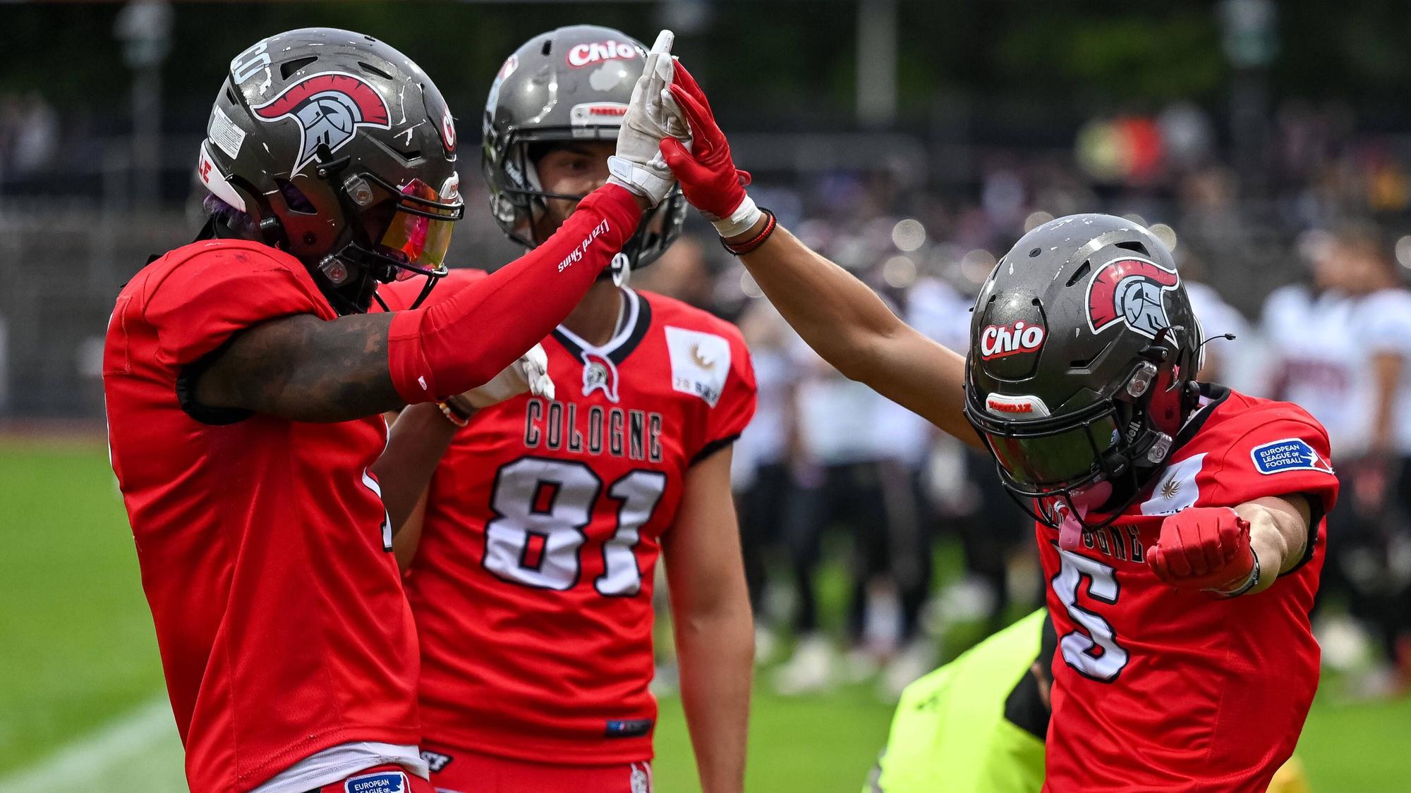 Quinten Pounds Cologne Centurions, 01, Valentin Roediger Cologne Centurions, 81 und Paul Kavadia-Lenhardt Cologne Centurions, 05 bejubeln ihren Touchdown. Cologne Centurions vs. Rhein Fire, Football, European League of Football,13. Spieltag, Saison 2022/2023, 27.08.2022 Cologne Centurions vs. Rhein Fire, Football, European League of Football, 13. Spieltag, Saison 2022/2023, 27.08.2022 Koeln *** Quinten Pounds Cologne Centurions, 01 , Valentin Roediger Cologne Centurions, 81 and Paul Kavadia Lenhardt Cologne Centurions, 05 celebrate their touchdown Cologne Centurions vs Rhein Fire, Football, European League of Football,13 matchday, season 2022 2023, 27 08 2022 Cologne Centurions vs Rhein Fire, Football, European League of Football, 13 matchday, season 2022 2023, 27 08 2022 Koeln Copyright: xEibner-Pressefotox EP_EER