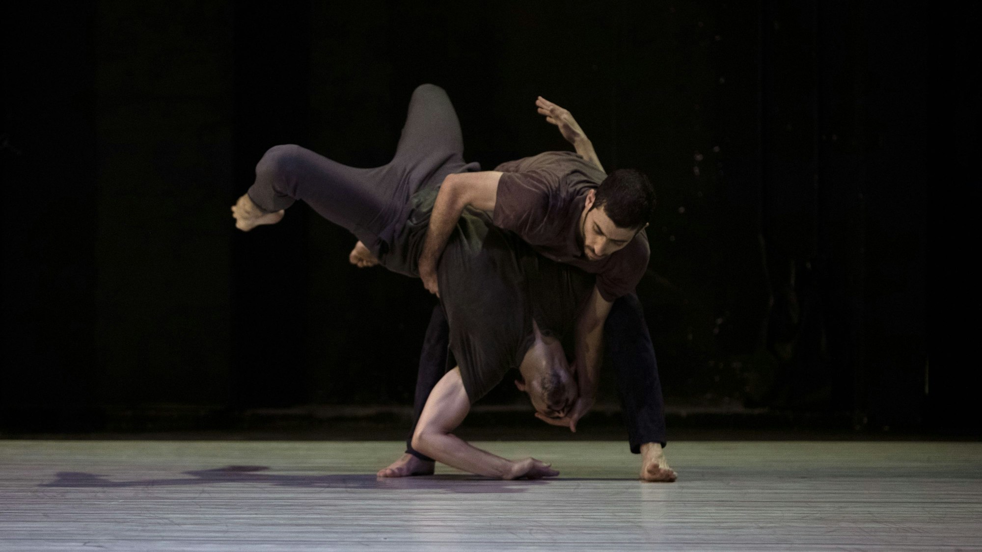 One More Thing
Von Adi Boutrous
Choreografie: Adi Boutrous
Choreografie: Adi Boutrous
Probenleitung: May Zarhy
Licht: Ofer Laufer
Kostüm: Stav Struz-Boutrous
Soundtrack Design: Adi Boutrous
Foto: Ariel Tagar