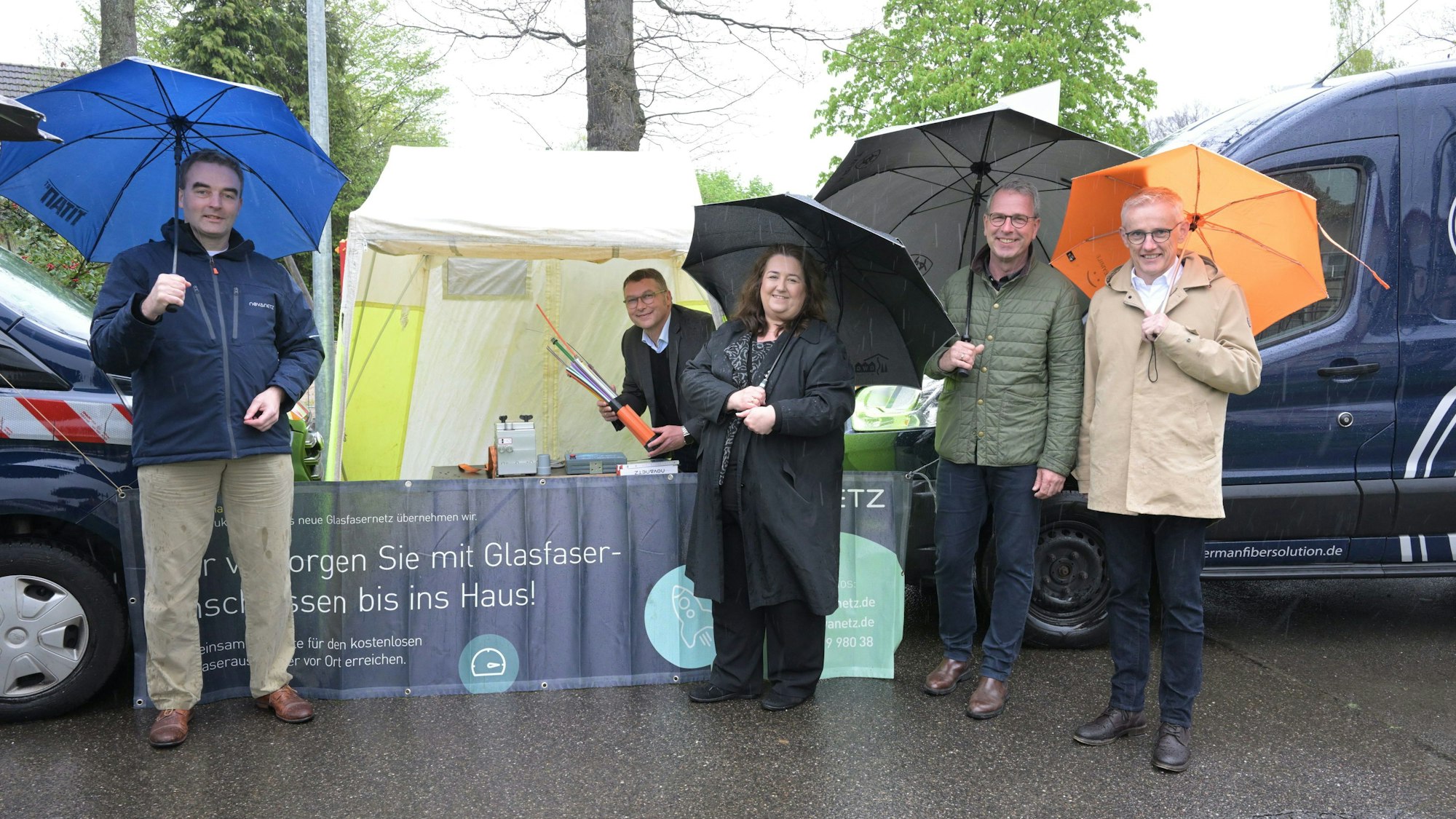 Ein symbolischer Spatenstich im Zentrum von KIeineichen ist das Startsignal: Die Unternehmen Open German Fiber und Novanetz beginnen mit dem privatwirtschaftlichen Ausbau des Glasfasernetzes in dem Ortsteil.
