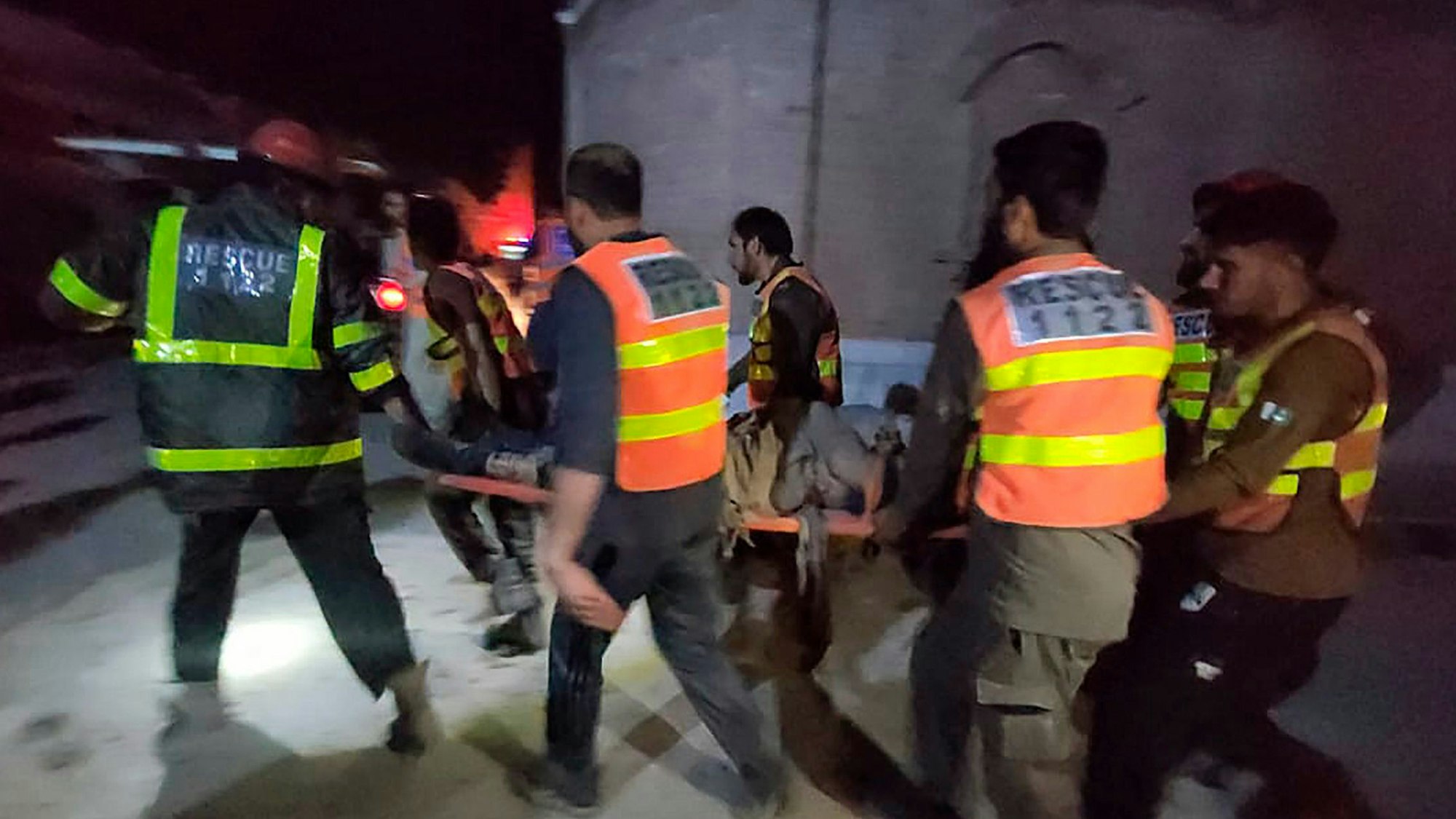Rettungskräfte transportieren ein Opfer auf einer Trage