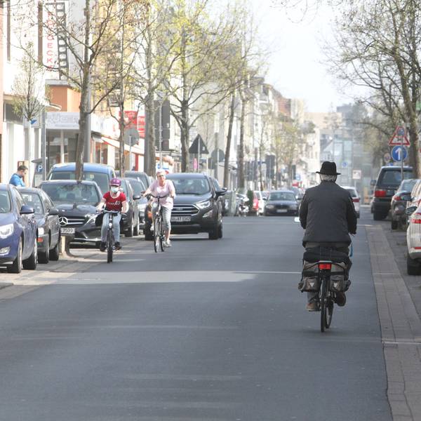 Ein Fahrradfahrer in der Troisdorfer Innenstadt.