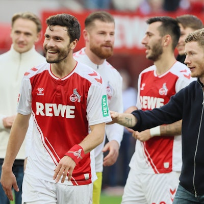 Jonas Hector lacht nach einem Kölner Heimspiel vor der Südtribüne,