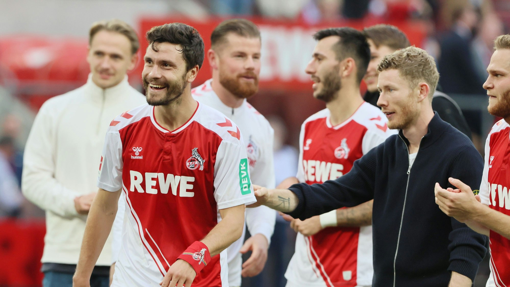 Jonas Hector lacht nach einem Kölner Heimspiel vor der Südtribüne,