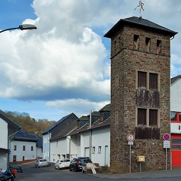 Das alte Feuerwehrgerätehaus der Löschgruppe Kronenburg mit dem Schlauchtrockenturm.