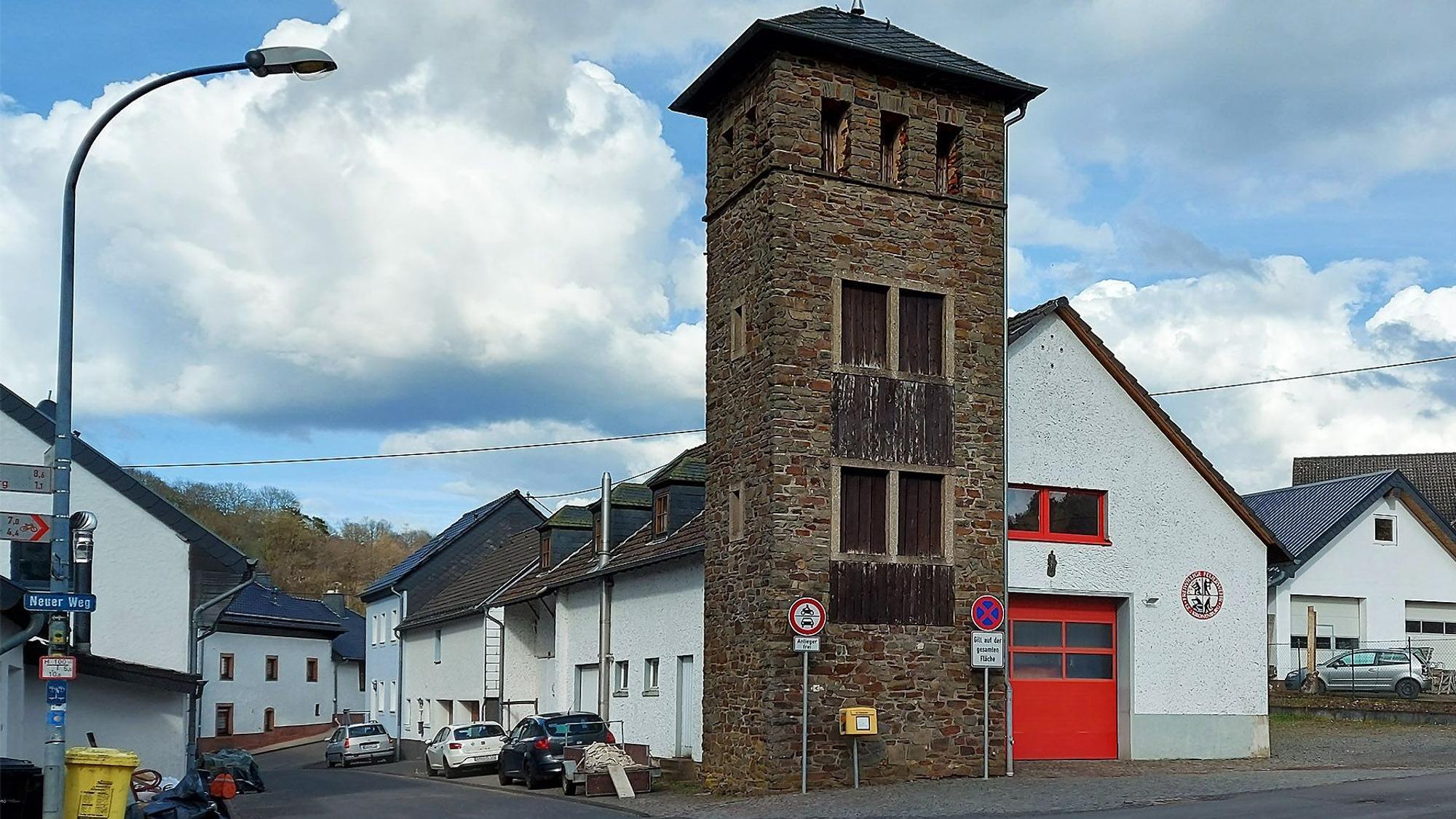 Das alte Feuerwehrgerätehaus der Löschgruppe Kronenburg mit dem Schlauchtrockenturm.