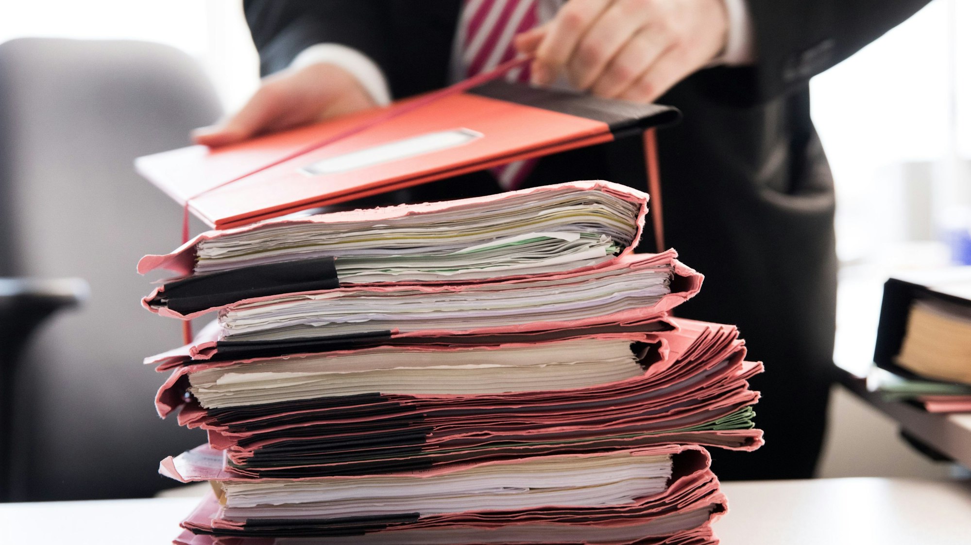 Ein Stapel Gerichtsakten.