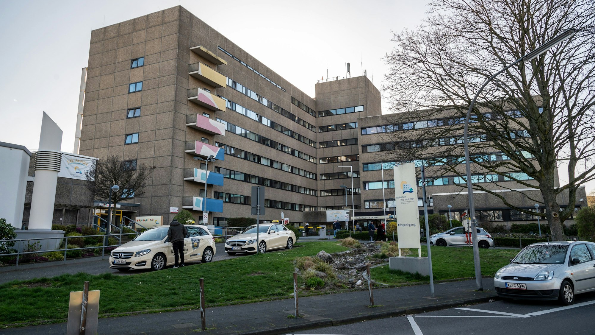 Das Bild zeigt das Krankenhaus Porz am Rhein.