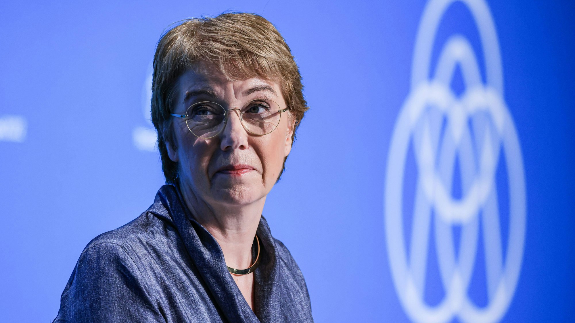 Martina Merz, Vorstandsvorsitzende von Thyssenkrupp spricht auf der Pressekonferenz.