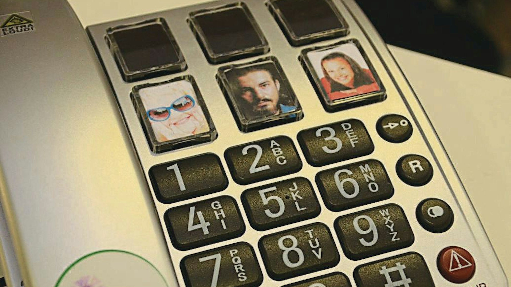 Ein Seniorentelefon mit großen Tasten und Bildern für wichtige Kontakte.