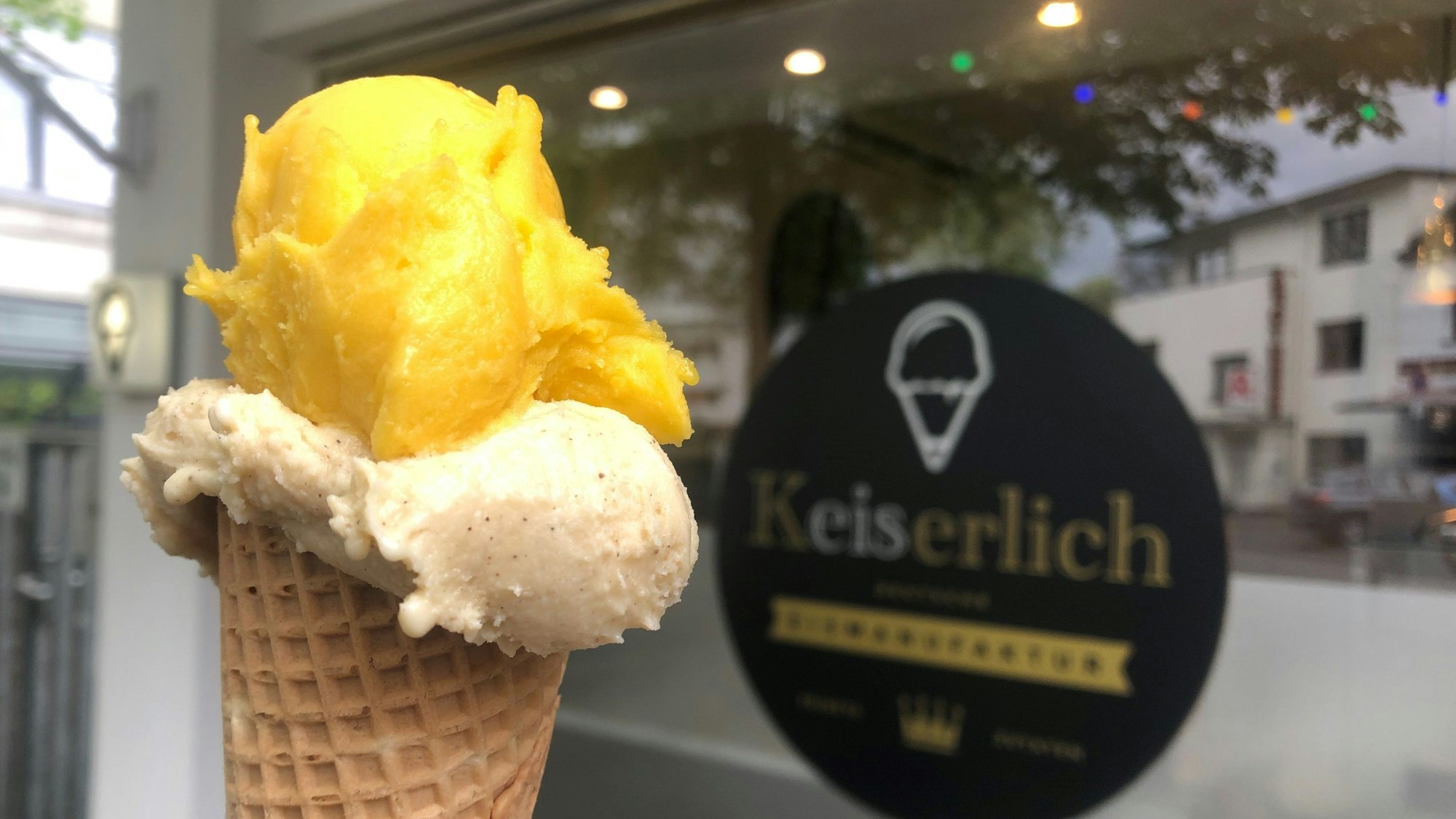 Hörnchen mit zwei Kugeln Eis vor dem Fenster der Eisdiele Keiserlich.