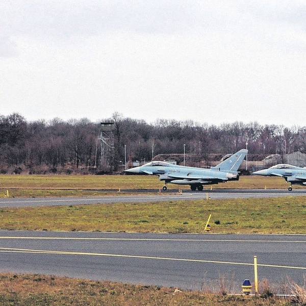 Zwei Eurofighter des Luftwaffengeschwaders Boelcke stehen auf einer Startbahn.