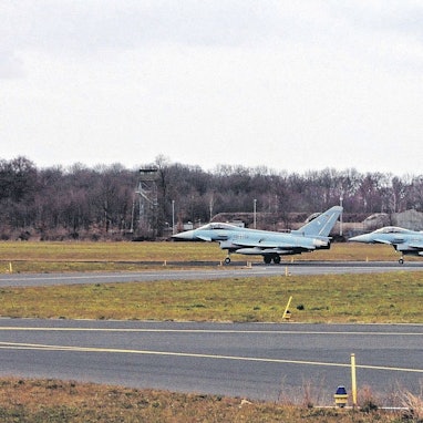 Zwei Eurofighter des Luftwaffengeschwaders Boelcke stehen auf einer Startbahn.
