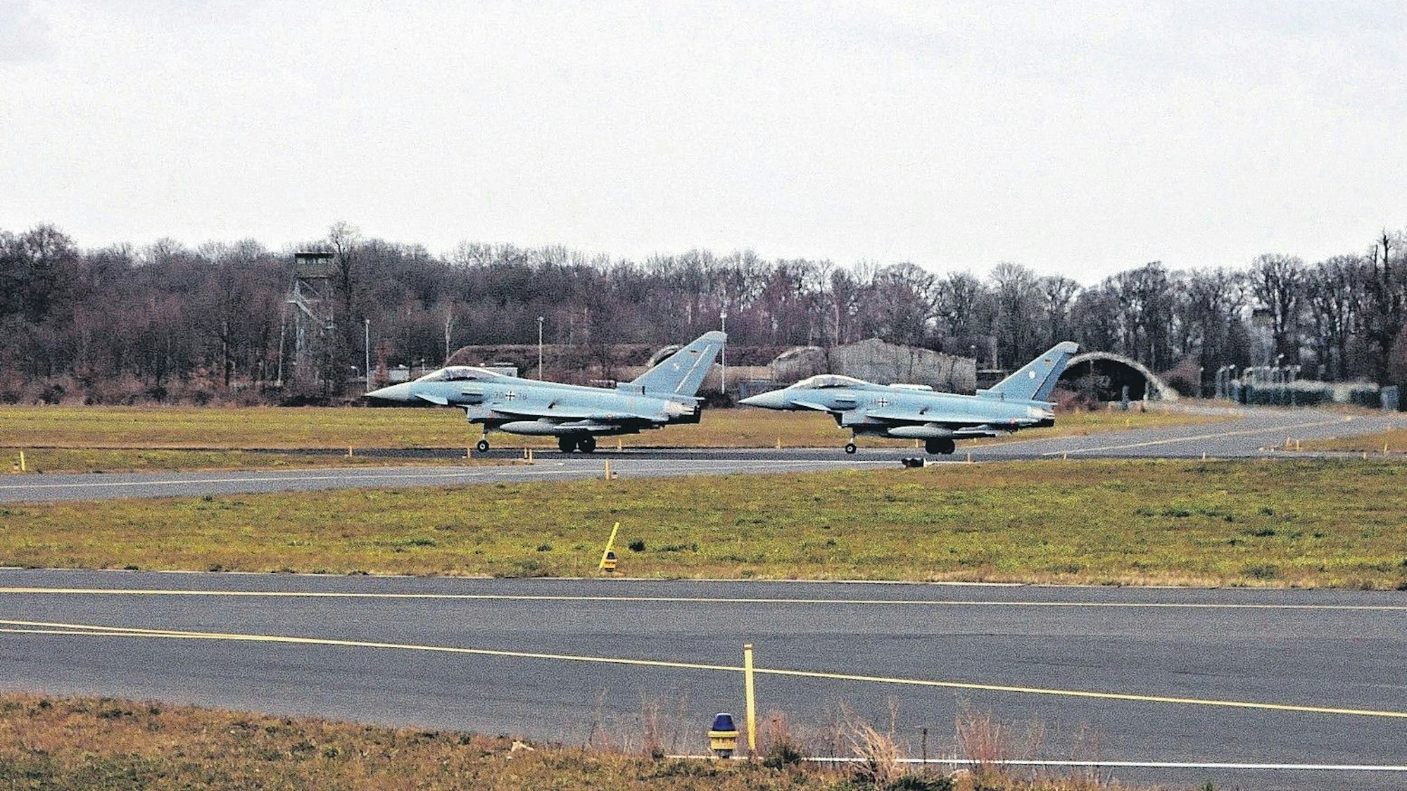 Zwei Eurofighter des Luftwaffengeschwaders Boelcke stehen auf einer Startbahn.