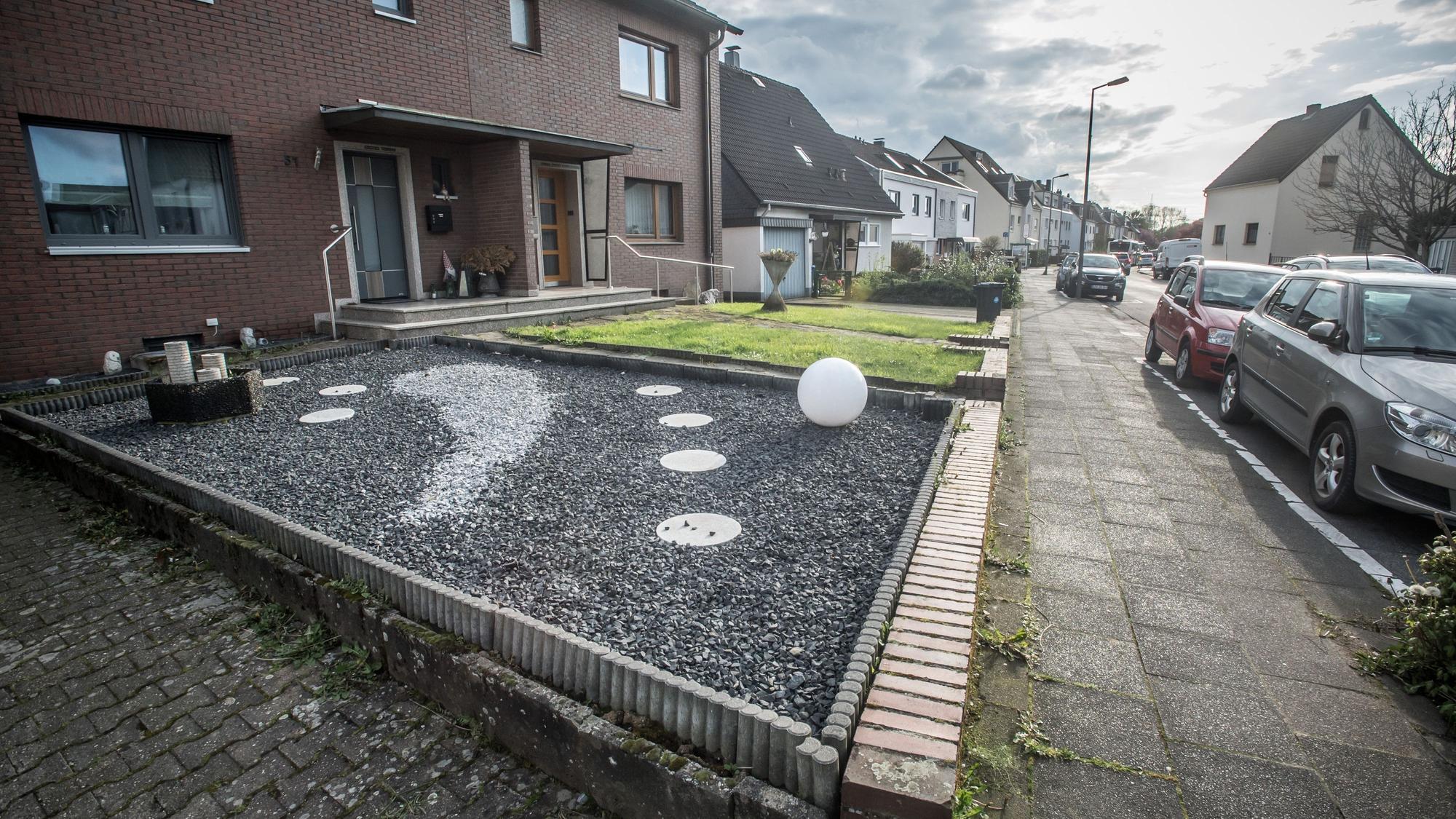 Heute nur hässlich, bald womöglich eine Ordnungswidrigkeit: Ein Schottergarten. Beispiel aus Bürrig, Rheindorfer Straße. Foto: Ralf Krieger