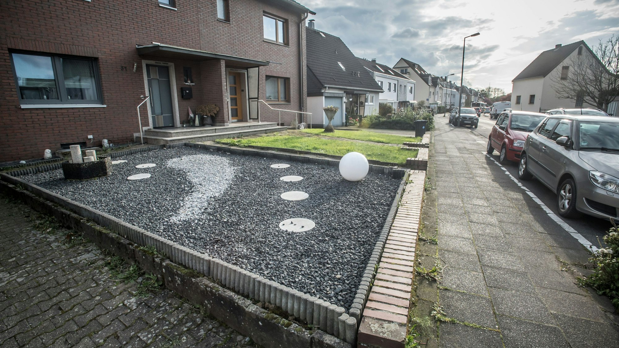 Heute nur hässlich, bald womöglich eine Ordnungswidrigkeit: Ein Schottergarten. Beispiel aus Bürrig, Rheindorfer Straße. Foto: Ralf Krieger