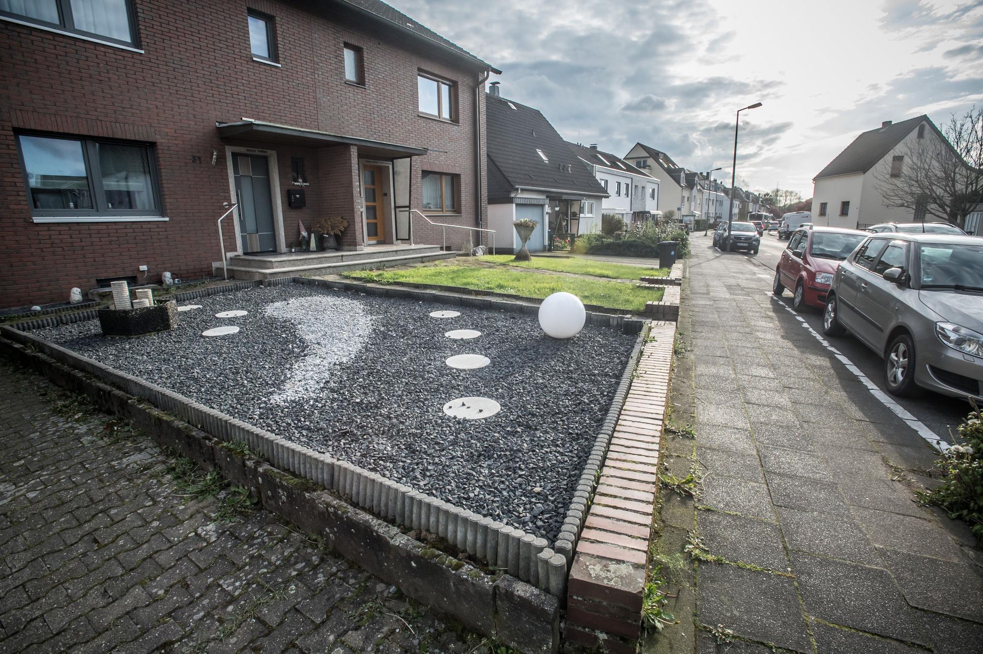 Heute nur hässlich, bald womöglich eine Ordnungswidrigkeit: Ein Schottergarten. Beispiel aus Bürrig, Rheindorfer Straße. Foto: Ralf Krieger