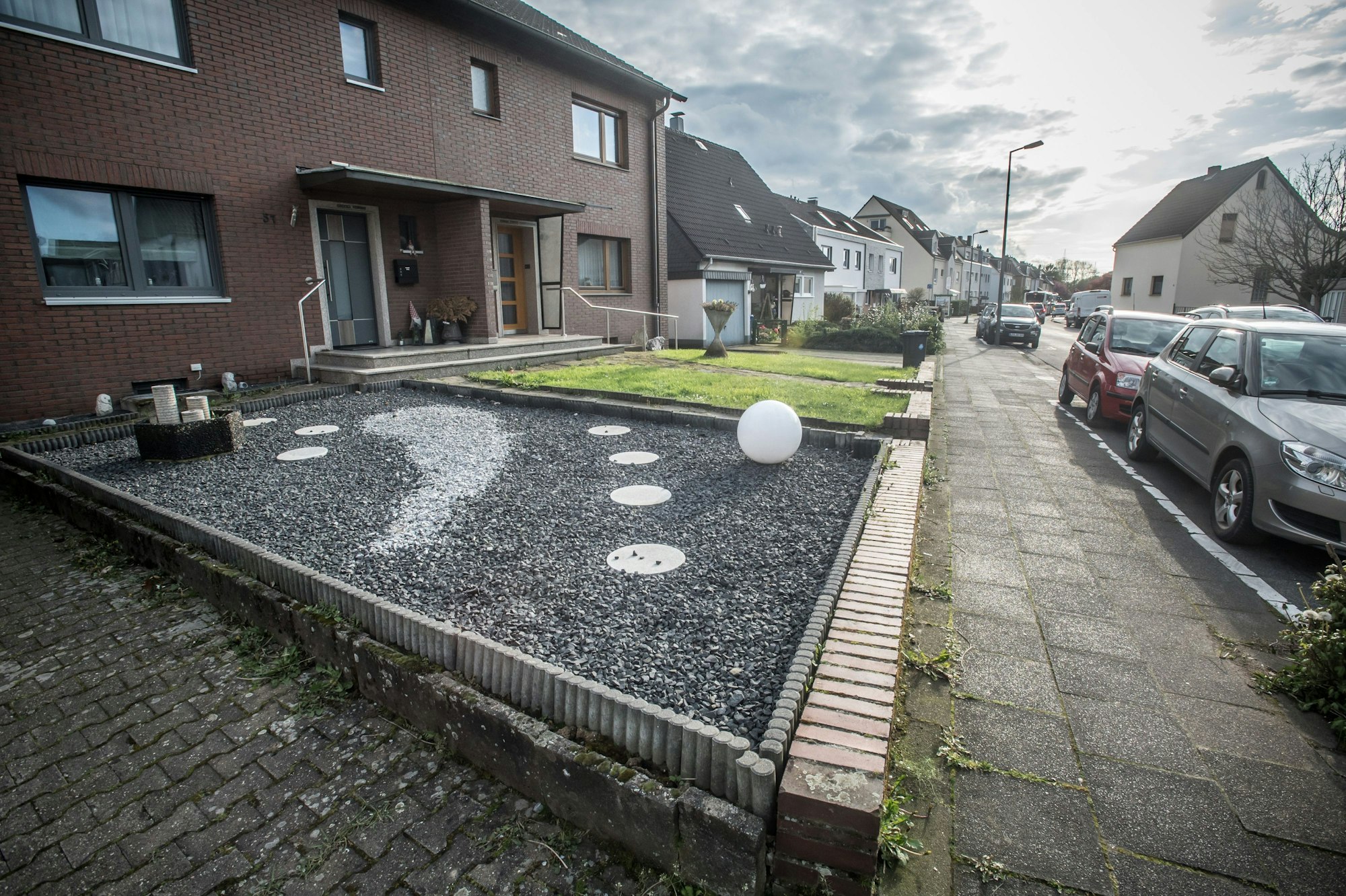 Heute nur hässlich, bald womöglich eine Ordnungswidrigkeit: Ein Schottergarten. Beispiel aus Bürrig, Rheindorfer Straße. Foto: Ralf Krieger