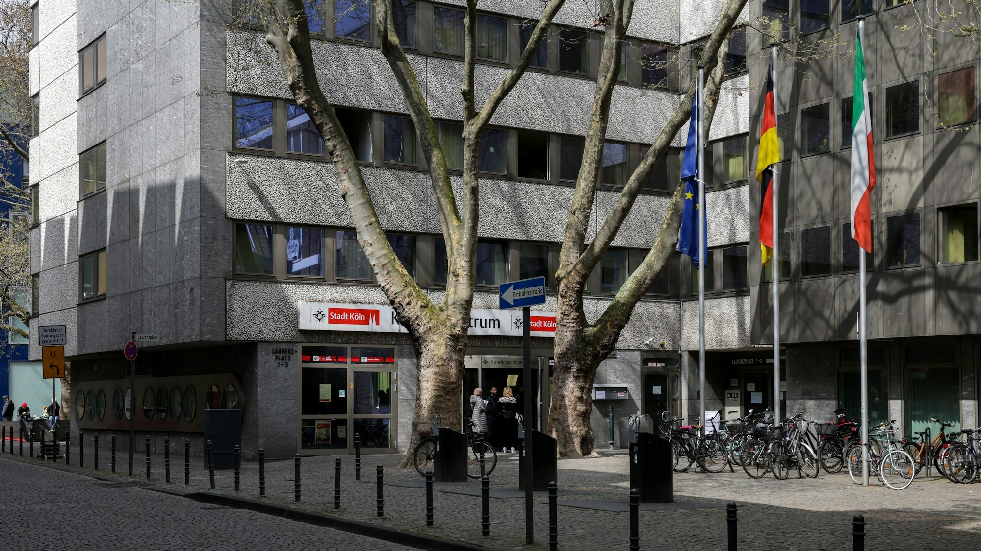 Außenansicht des Kundenzentrums "Innenstadt" der Stadt Köln am Laurenzplatz.