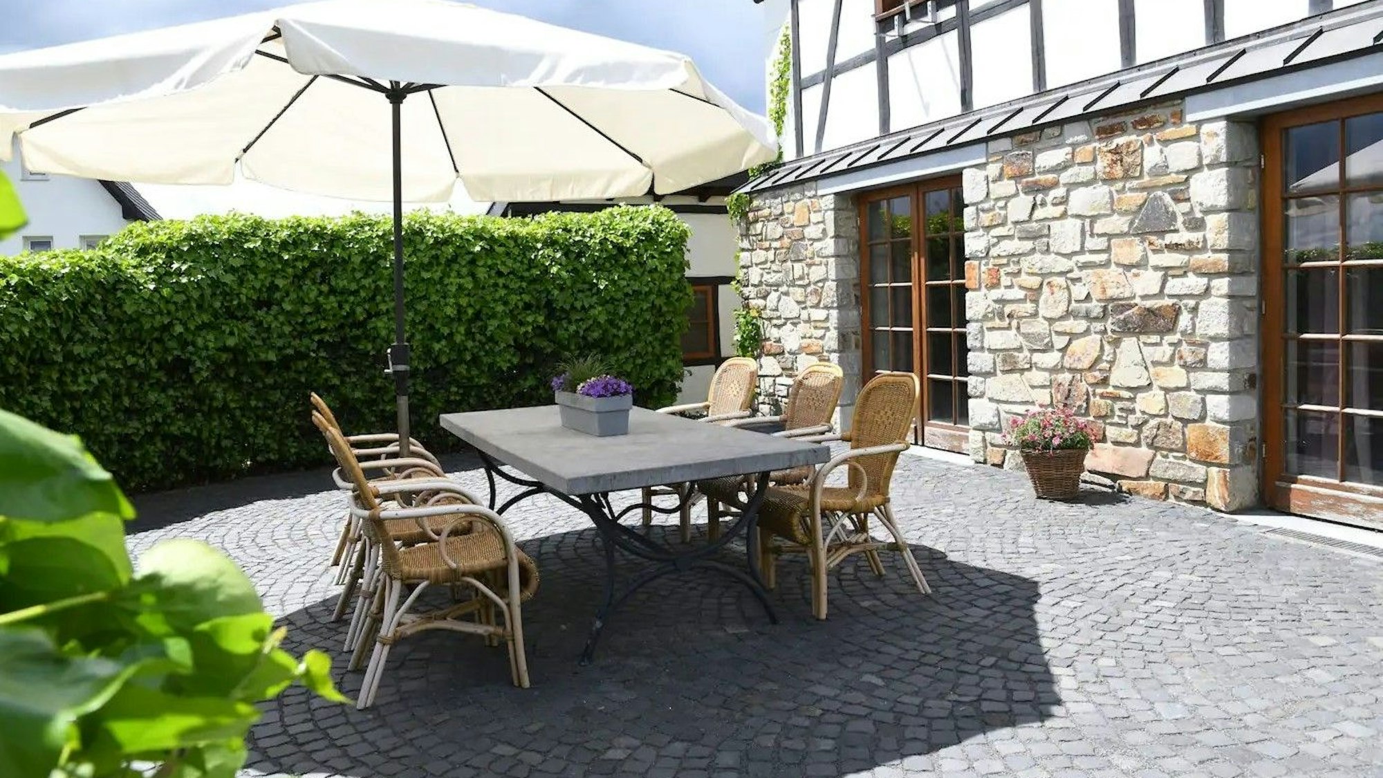 Ein Tisch und Stühle vor einer Airbnb-Unterkunft in der Eifel.