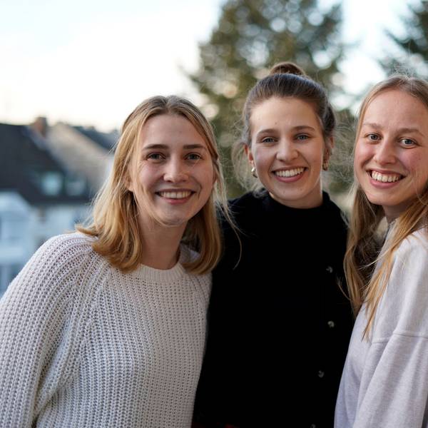 Die Studentinnen Rosanna Stotko, Mona Laufs und Fanny Schulten lachen in die Kamera.
