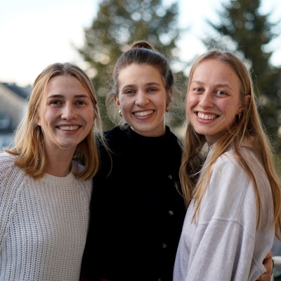 Die Studentinnen Rosanna Stotko, Mona Laufs und Fanny Schulten lachen in die Kamera.