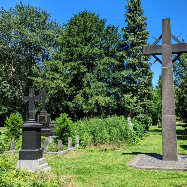 Alter Friedhof Hermülheim mit Hochkreuz