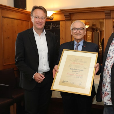 Ehrung Reinhard Thomas (m.) durch Marcus Otto (l.), Hauptgeschäftsführer Kreishandwerkerschaft, und Björn Rose (r.), Obermeister der Elekroinnung