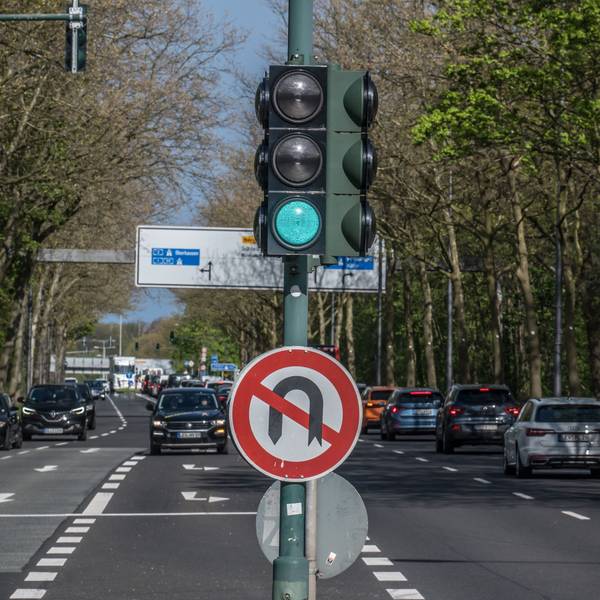 Ecke Elisabeth Langgässer Straße Ampel, Ampelanlage. Foto: Ralf Krieger