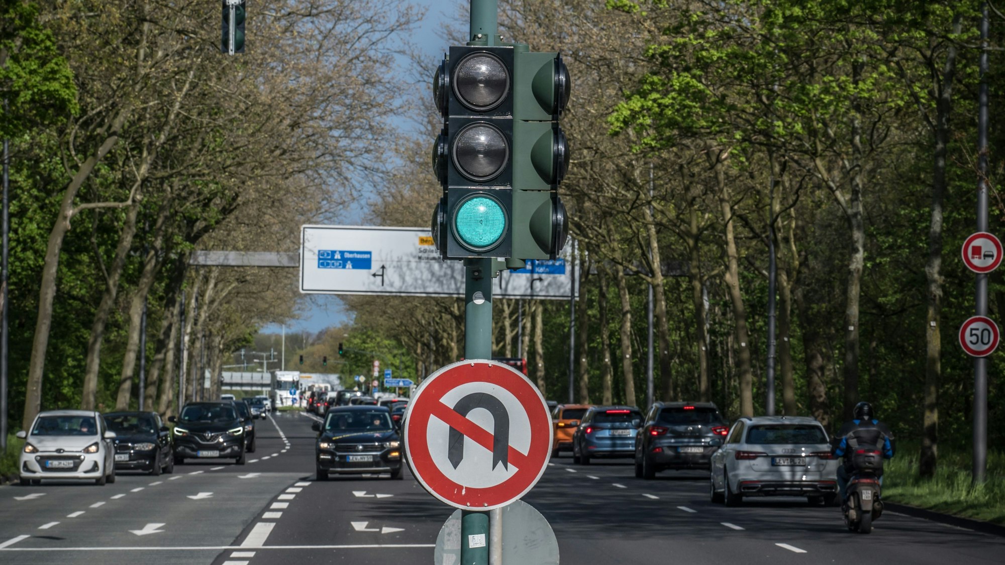 Ecke Elisabeth Langgässer Straße Ampel, Ampelanlage. Foto: Ralf Krieger