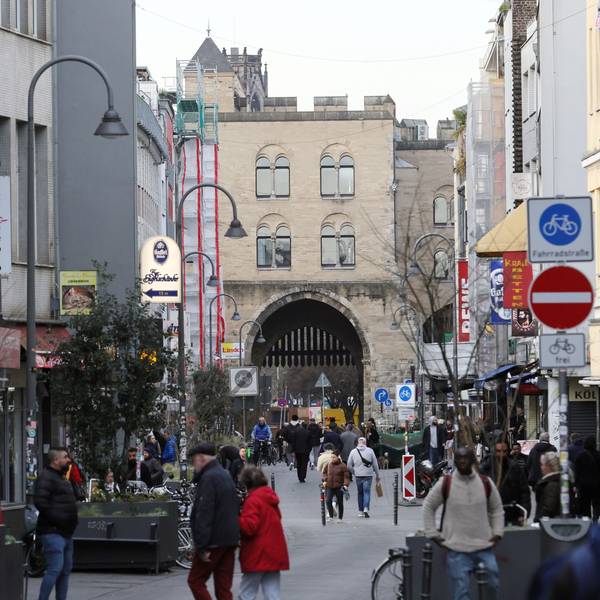 Fußgängerzone im Eigelsteinviertel mit der Torburg im Hintergrund.