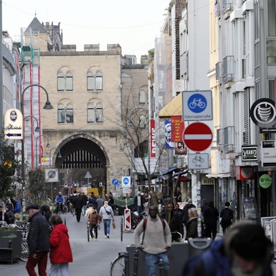Fußgängerzone im Eigelsteinviertel mit der Torburg im Hintergrund.
