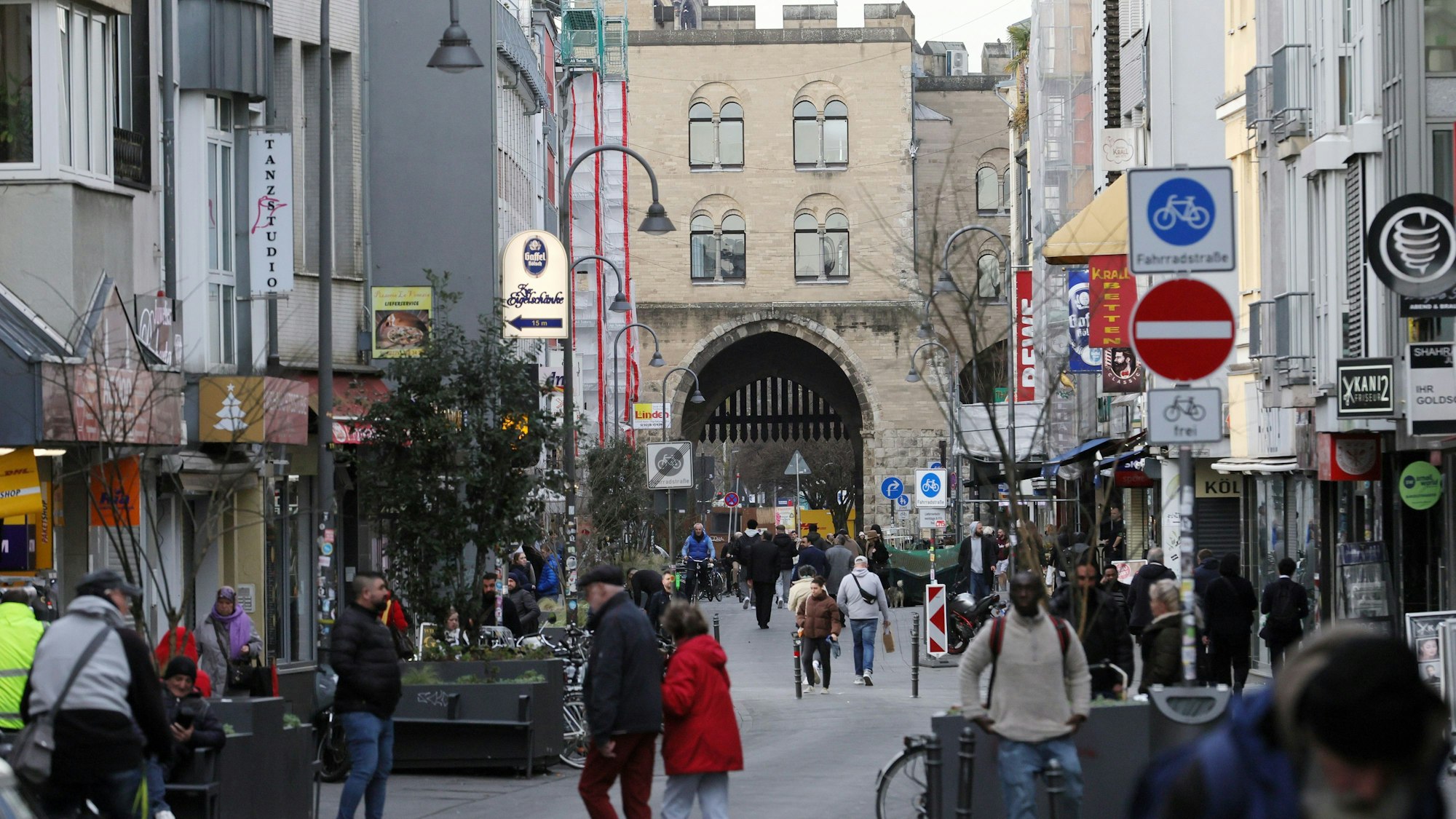 Fußgängerzone im Eigelsteinviertel mit der Torburg im Hintergrund.