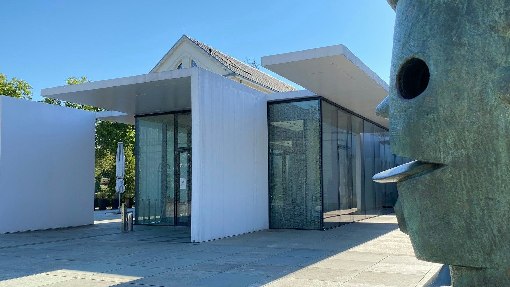 Außenansicht des Max-Ernst-Museums in Brühl