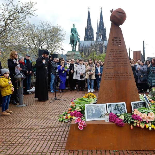 Das Armenier-Mahnmal „Dieser Schmerz betrifft uns alle“ an der Hohenzollernbrücke