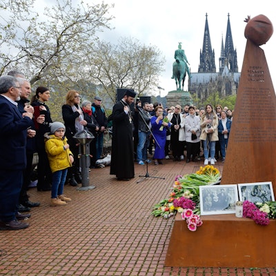 Das Armenier-Mahnmal „Dieser Schmerz betrifft uns alle“ an der Hohenzollernbrücke