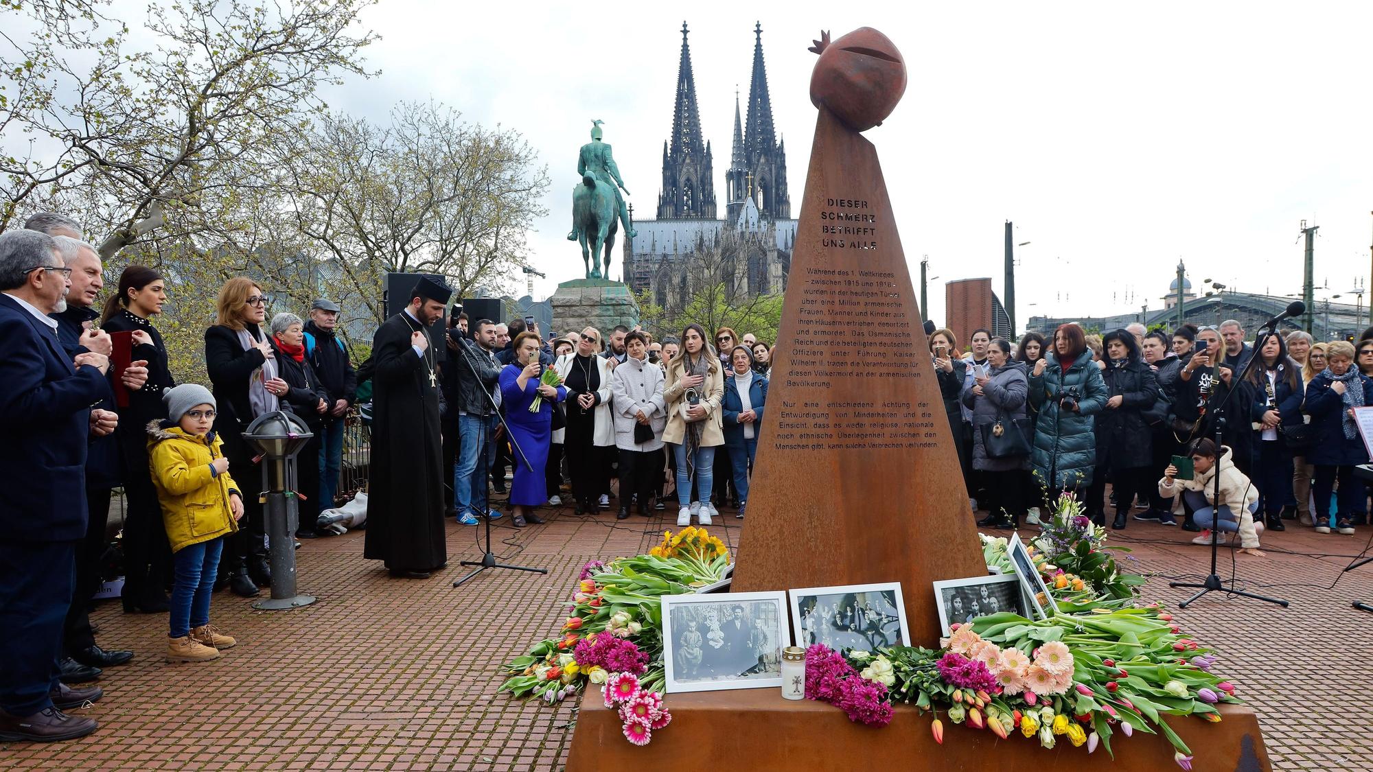 Das Armenier-Mahnmal „Dieser Schmerz betrifft uns alle“ an der Hohenzollernbrücke