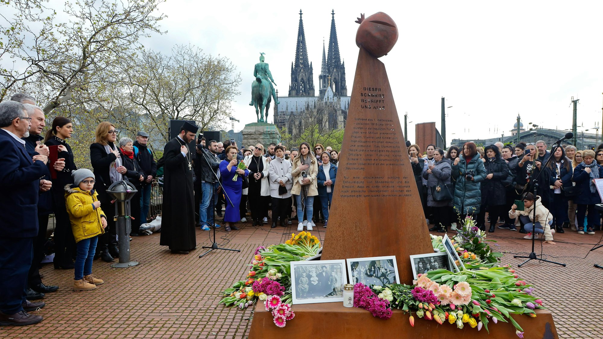 Das Armenier-Mahnmal „Dieser Schmerz betrifft uns alle“ an der Hohenzollernbrücke