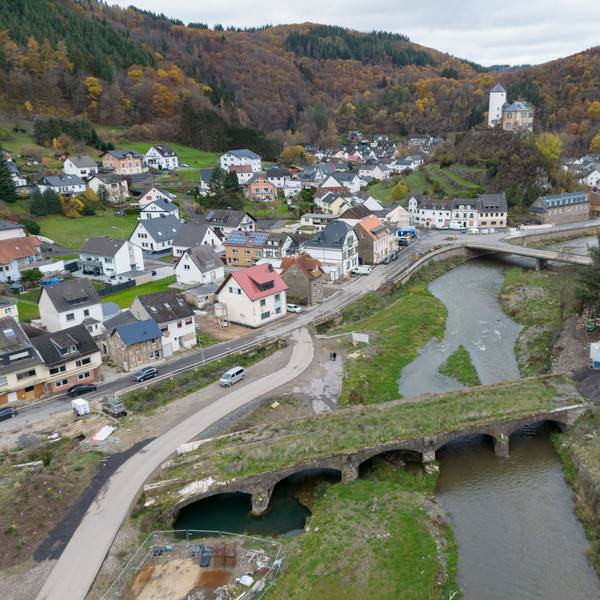 Brachflächen, Baustellen und die zerstörte Eisenbahnbrücke über die Ahr prägen das Ortsbild von Altenahr-Kreuzberg (Luftaufnahme mit einer Drohne).