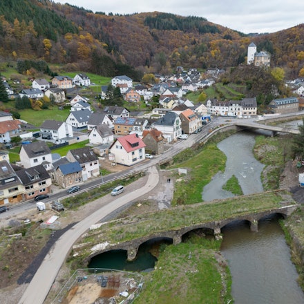 Brachflächen, Baustellen und die zerstörte Eisenbahnbrücke über die Ahr prägen das Ortsbild von Altenahr-Kreuzberg (Luftaufnahme mit einer Drohne).
