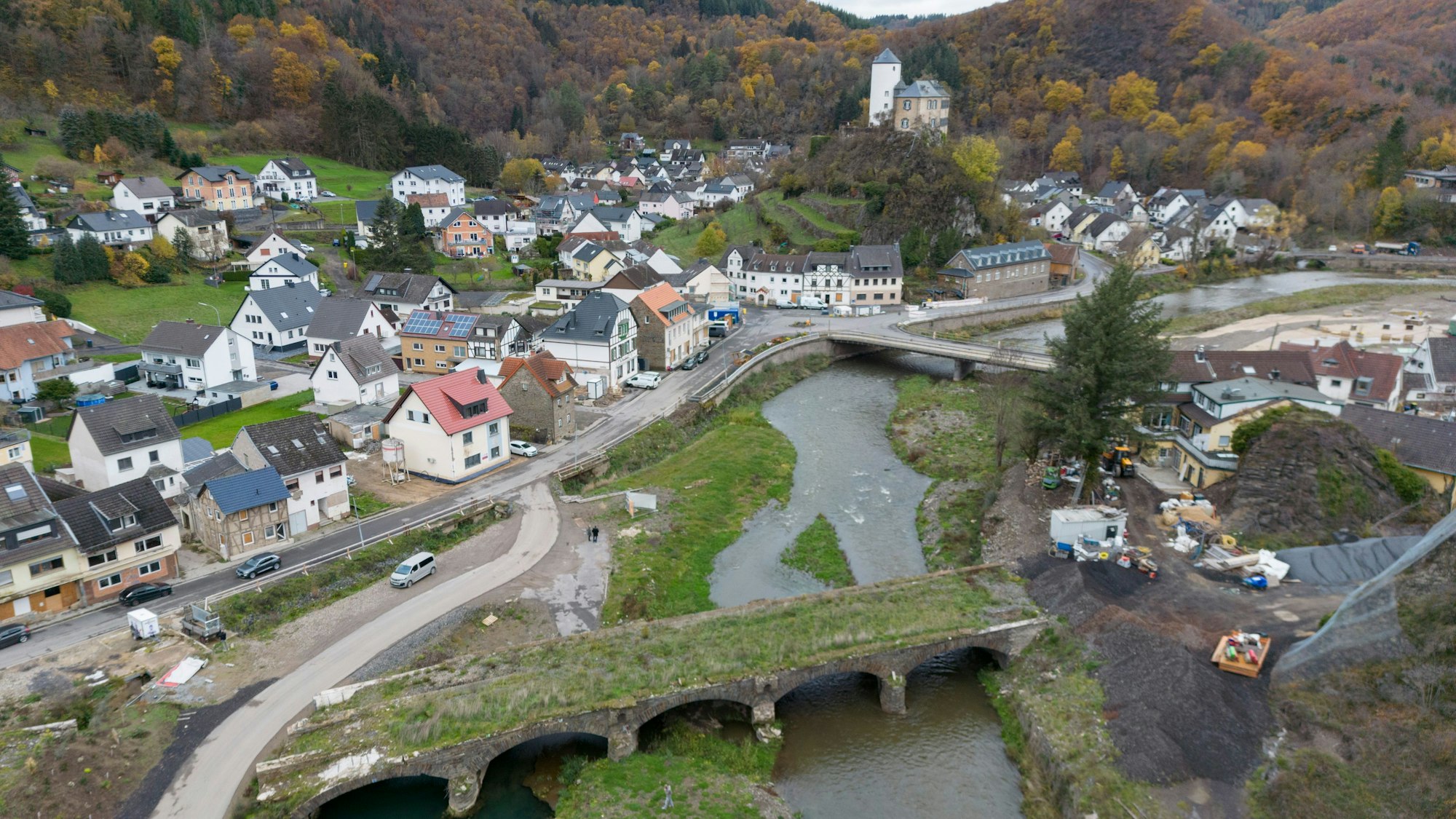 Brachflächen, Baustellen und die zerstörte Eisenbahnbrücke über die Ahr prägen das Ortsbild von Altenahr-Kreuzberg (Luftaufnahme mit einer Drohne).