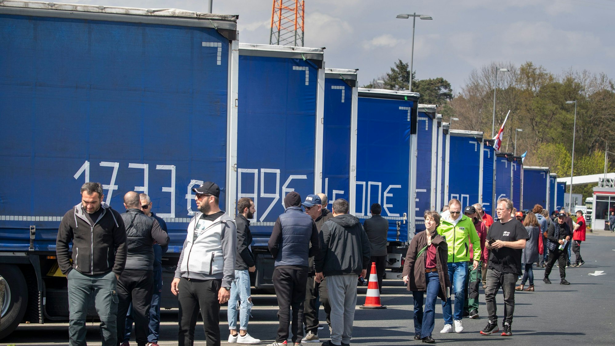 Auf der Raststätte Grävenhausen bei Darmstadt stehen die LKW einer polnischen Speditionsfirma und die Fahrer haben jeweils den geschuldeten Mindestbetrag auf die Plane geschrieben, die ihnen der Spediteur zugesichert hat.