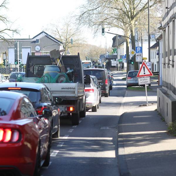 Stoßstange an Stoßstange stehen Autos auf der Westerwaldstraße