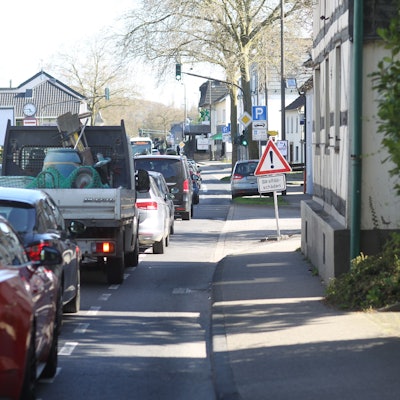 Stoßstange an Stoßstange stehen Autos auf der Westerwaldstraße