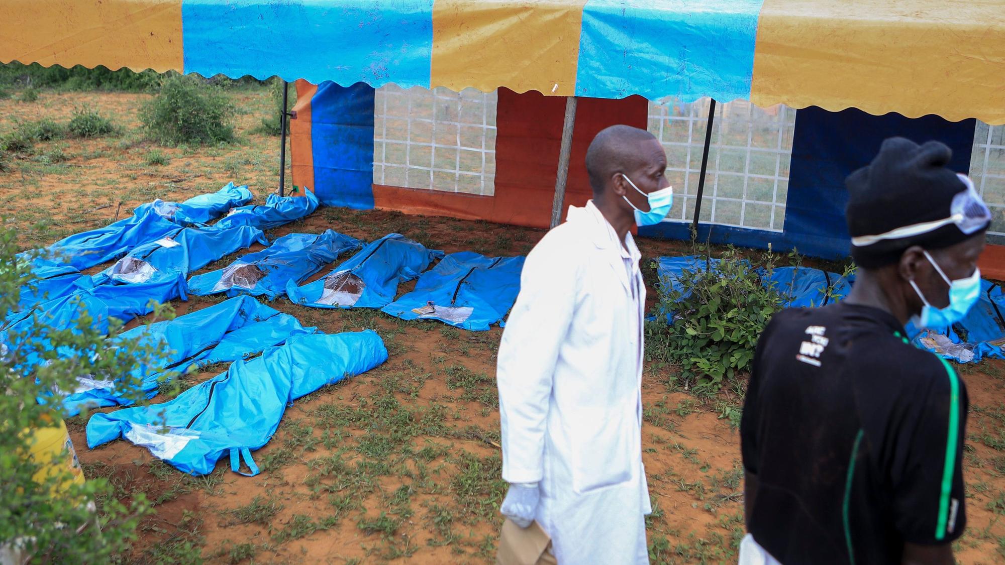 dpatopbilder - 23.04.2023, Kenia, Shakahola: Exhumierte Leichen von Opfern einer religiösen Sekte werden aufgebahrt.