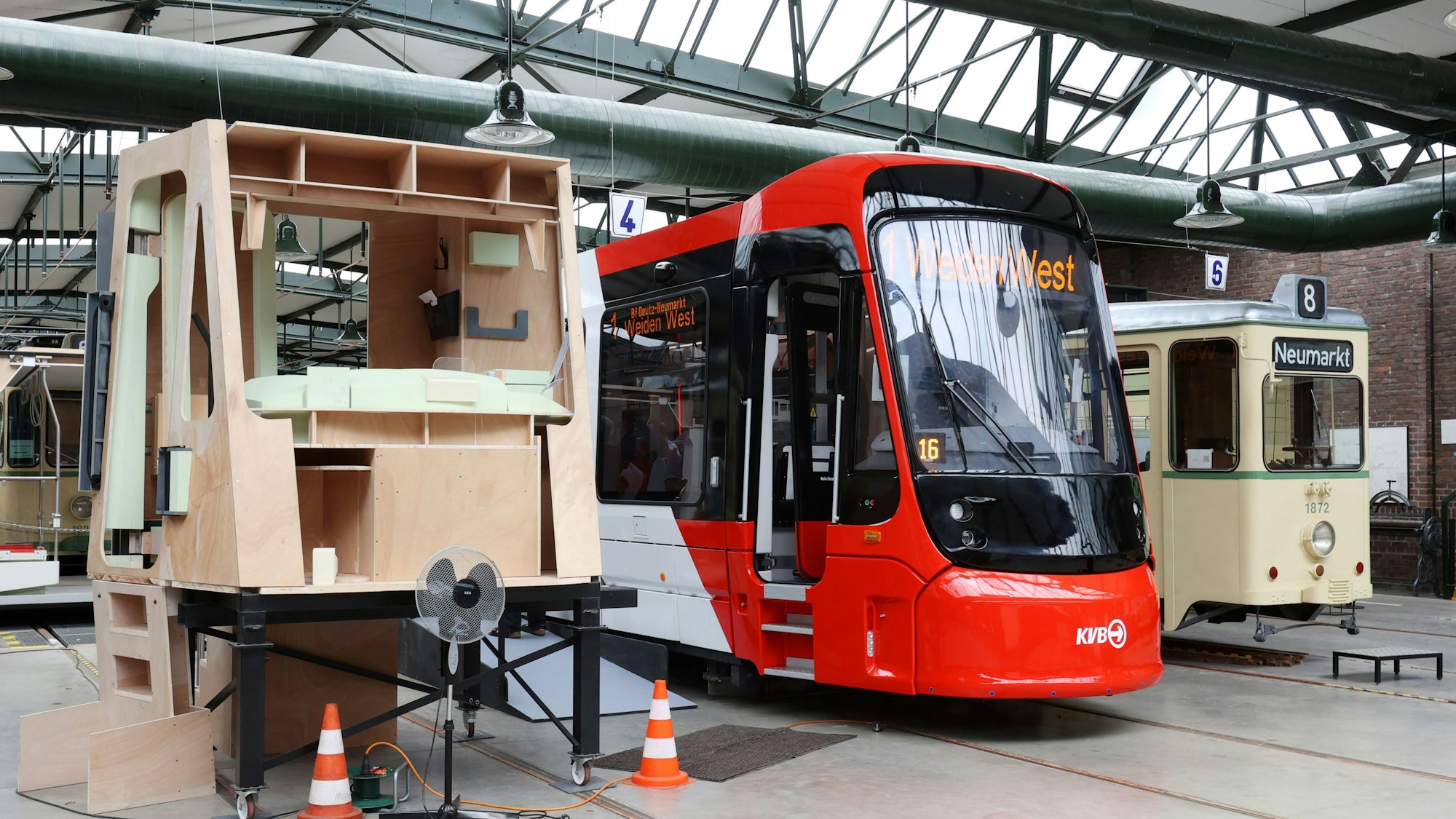 27.07.2022
Köln:
Vorstellung eines 1:1-Modells der neuen Generation von Niederflur-Stadtbahnen im Strßenbahn-Museum Thielenbruch
Foto:Martina Goyert