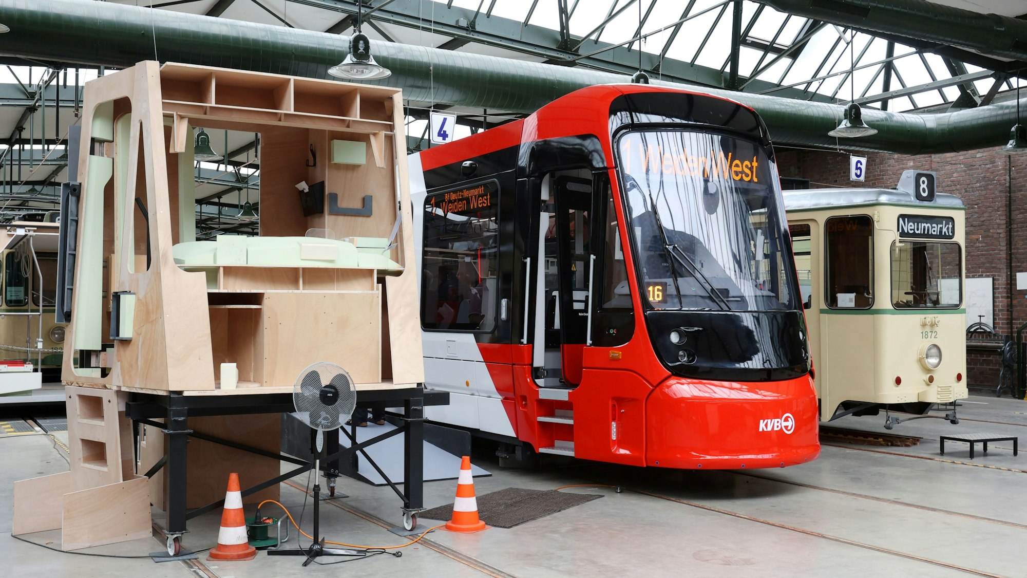 Ein 1:1-Modells der neuen Generation von Niederflur-Stadtbahnen