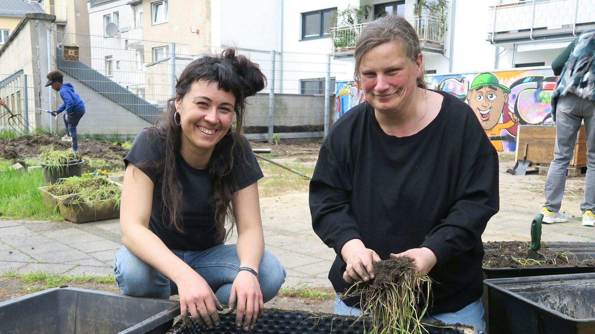 Beide vor Pflanzkisten