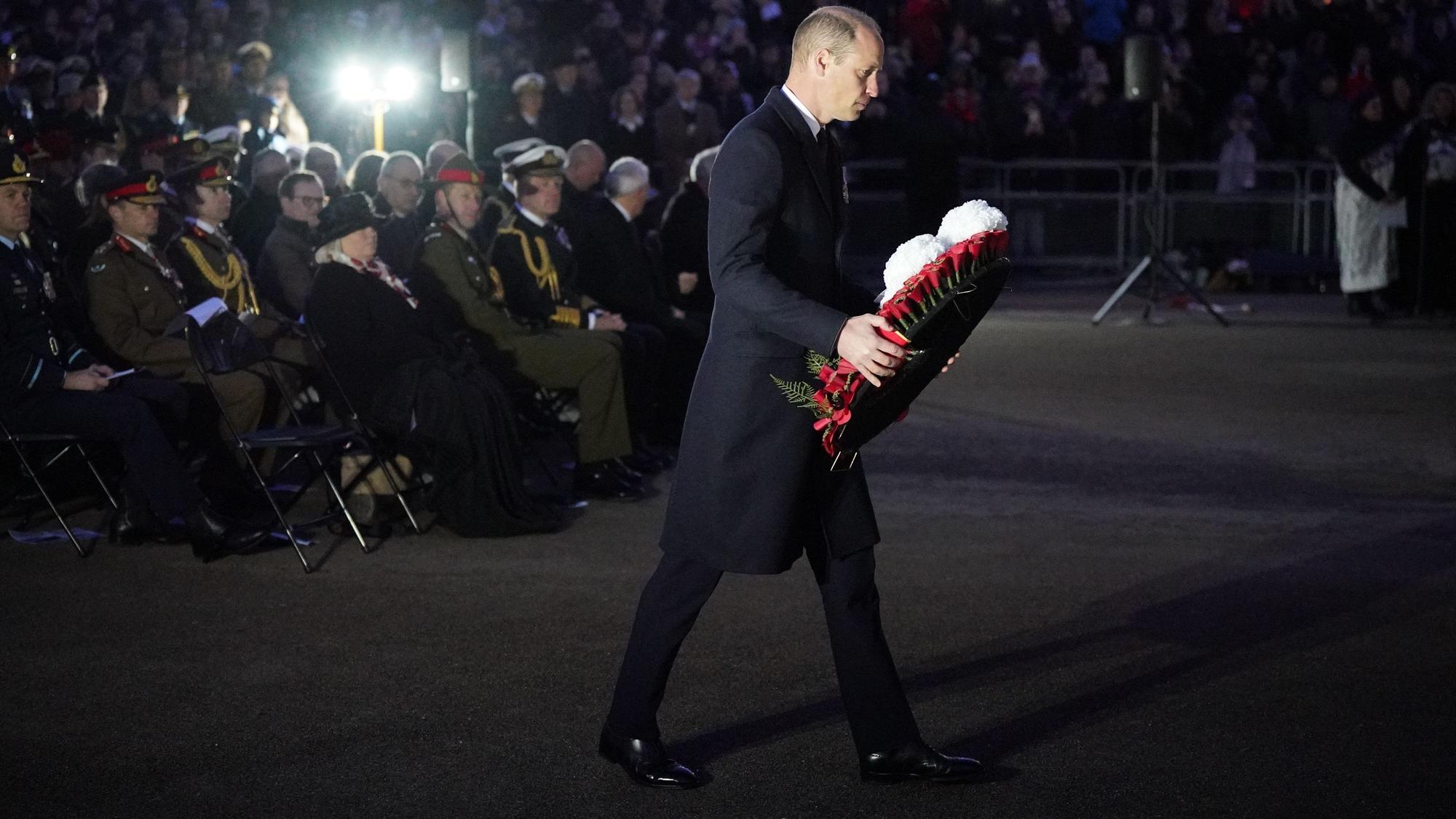 William, Prinz von Wales, legt bei der Morgenandacht zum Anzac Day am Australia Memorial am Hyde Park Corner einen Kranz nieder.
