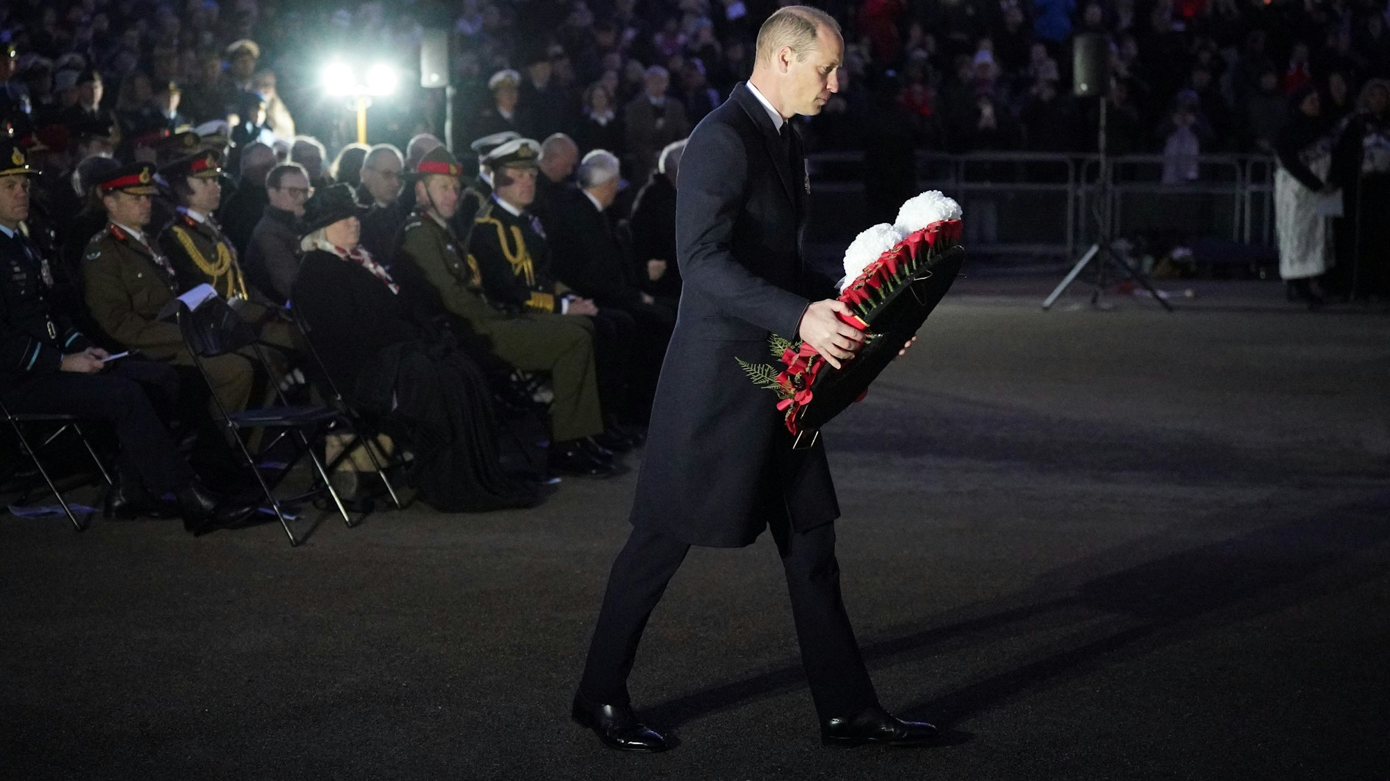 William, Prinz von Wales, legt bei der Morgenandacht zum Anzac Day am Australia Memorial am Hyde Park Corner einen Kranz nieder.